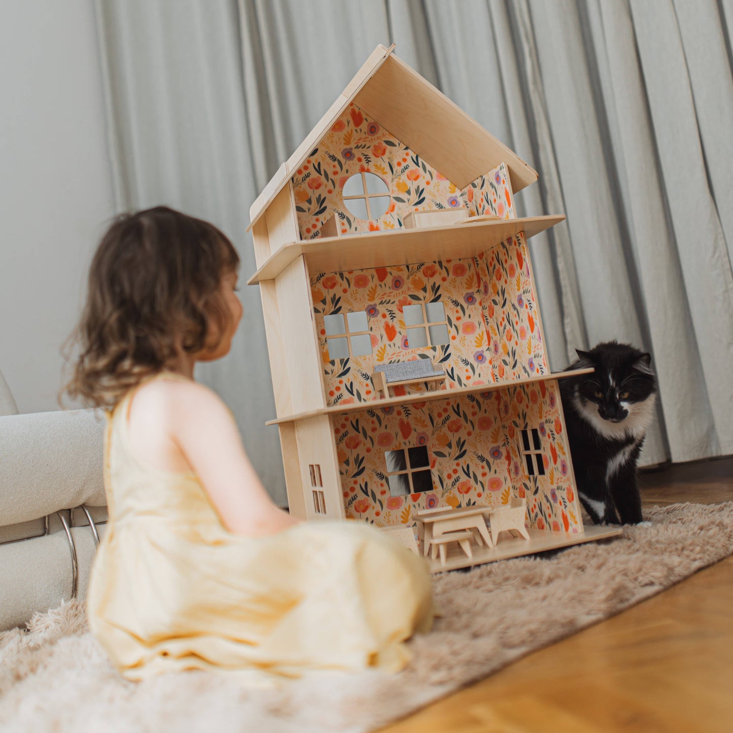 Dreistöckiges Puppenhaus aus Holz